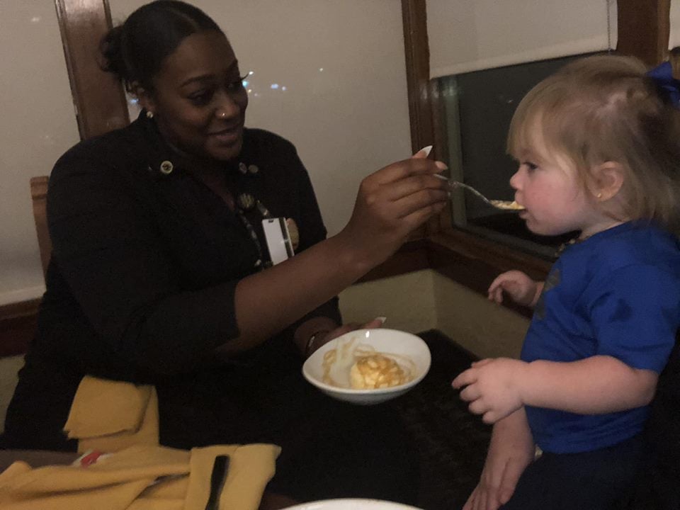 Olive Garden Waitress Helps Mom Enjoy Her Meal POPSUGAR UK Parenting