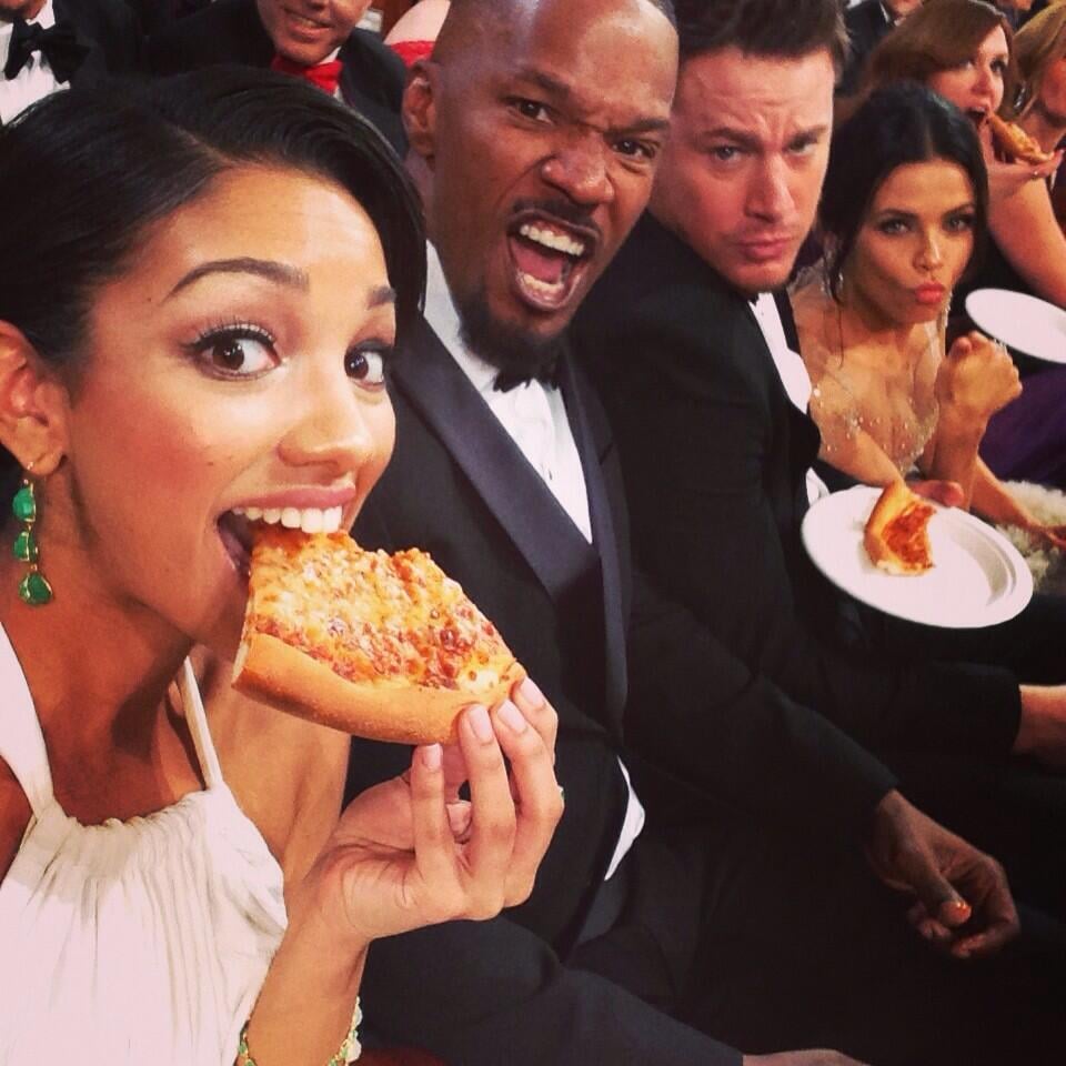 Corinne Foxx snapped a selfie while eating pizza in the audience with her dad, Jamie; Channing Tatum; and Jenna Dewan.
Source: Twitter user corinnefoxx