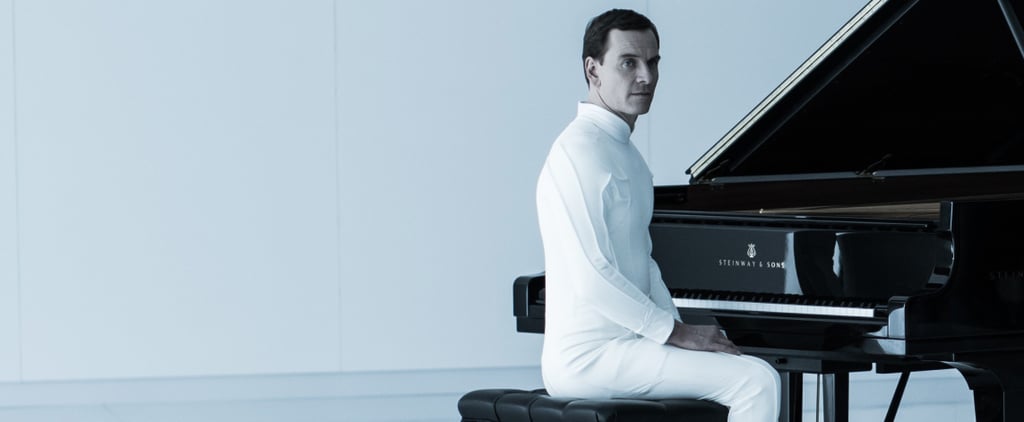 Michael Fassbender在外星玩钢琴记录器