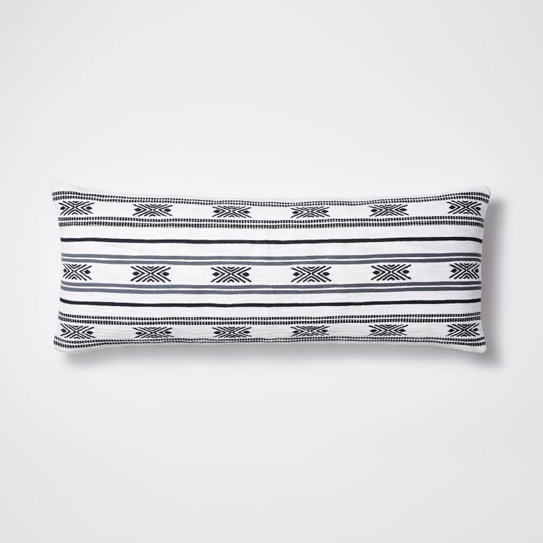 一块装饰:阈值设计工作室麦基超大的长方形的编织条纹抱枕
