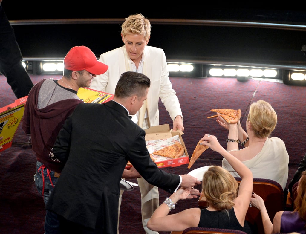 Brad Pitt handed a plate to Julia Roberts.