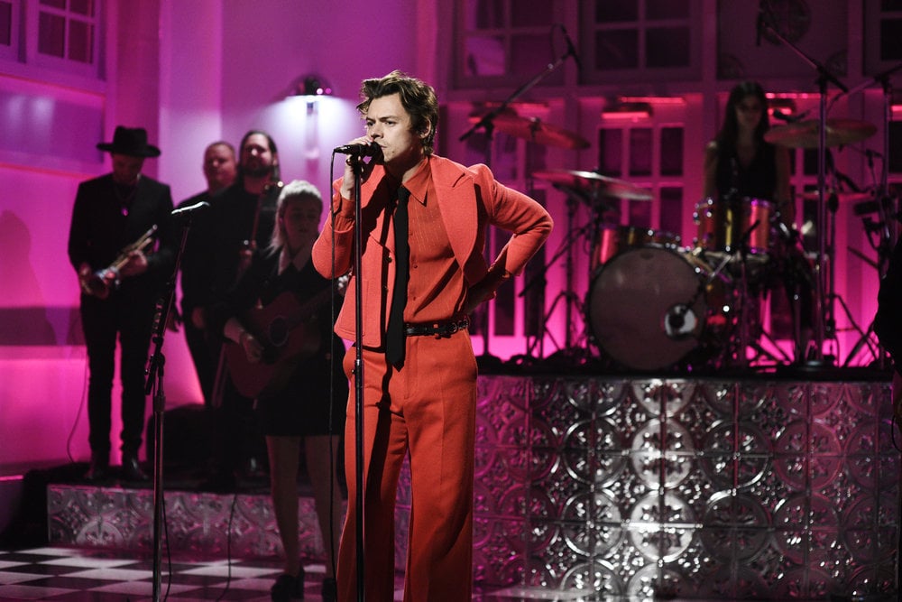 Harry Styles Painted Nails Snl / one direction nails | Tumblr - Harry styles wears a pearl necklace and sports red and.