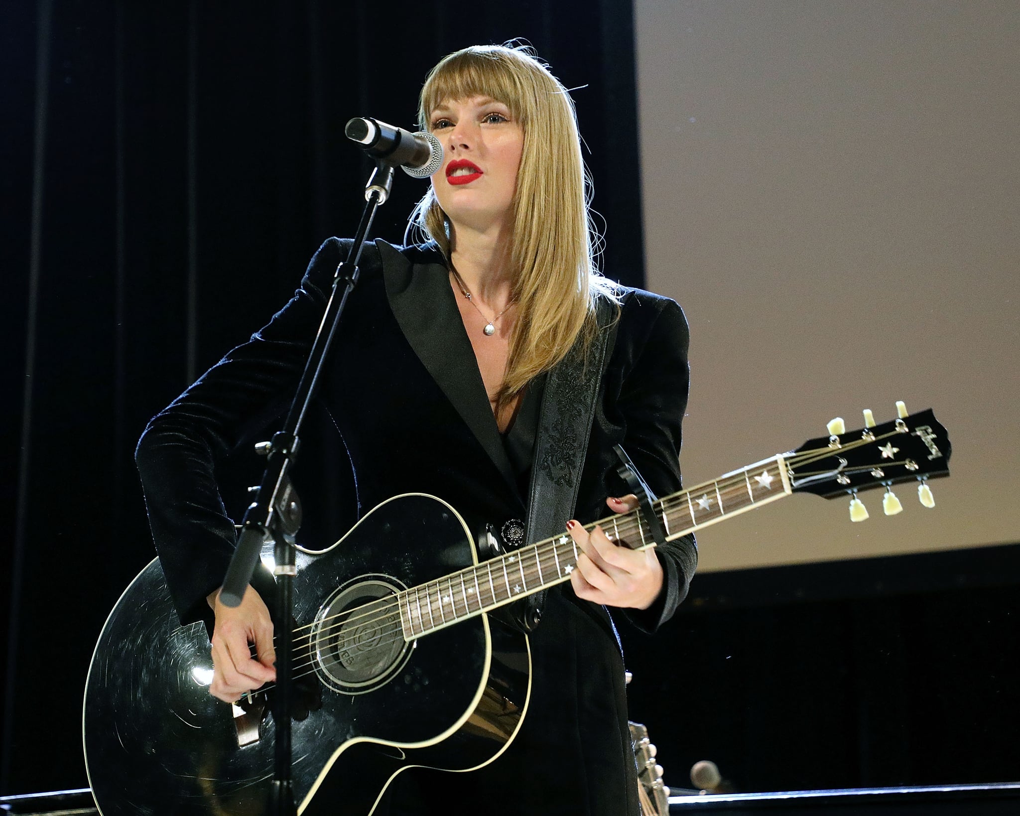 Taylor Swift S Christmas Skittles Manicure Is Festive Af Popsugar Beauty