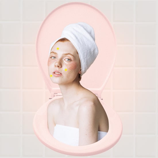Does Showering With the Toilet Lid Open Cause Acne?