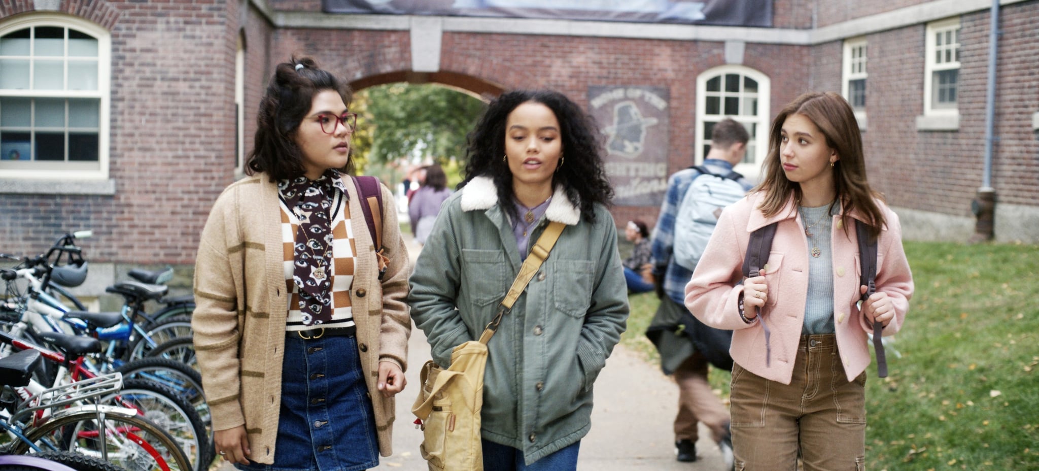 HOCUS POCUS 2, desde la izquierda: Belissa Escobedo, Whitney Peak, Lilia Buckingham, 2022. Disney+ / Courtesy Everett Collection