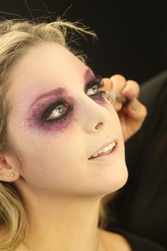 Using a blush brush, blend white powder around the edges Using a blush brush, blend white powder around the edges