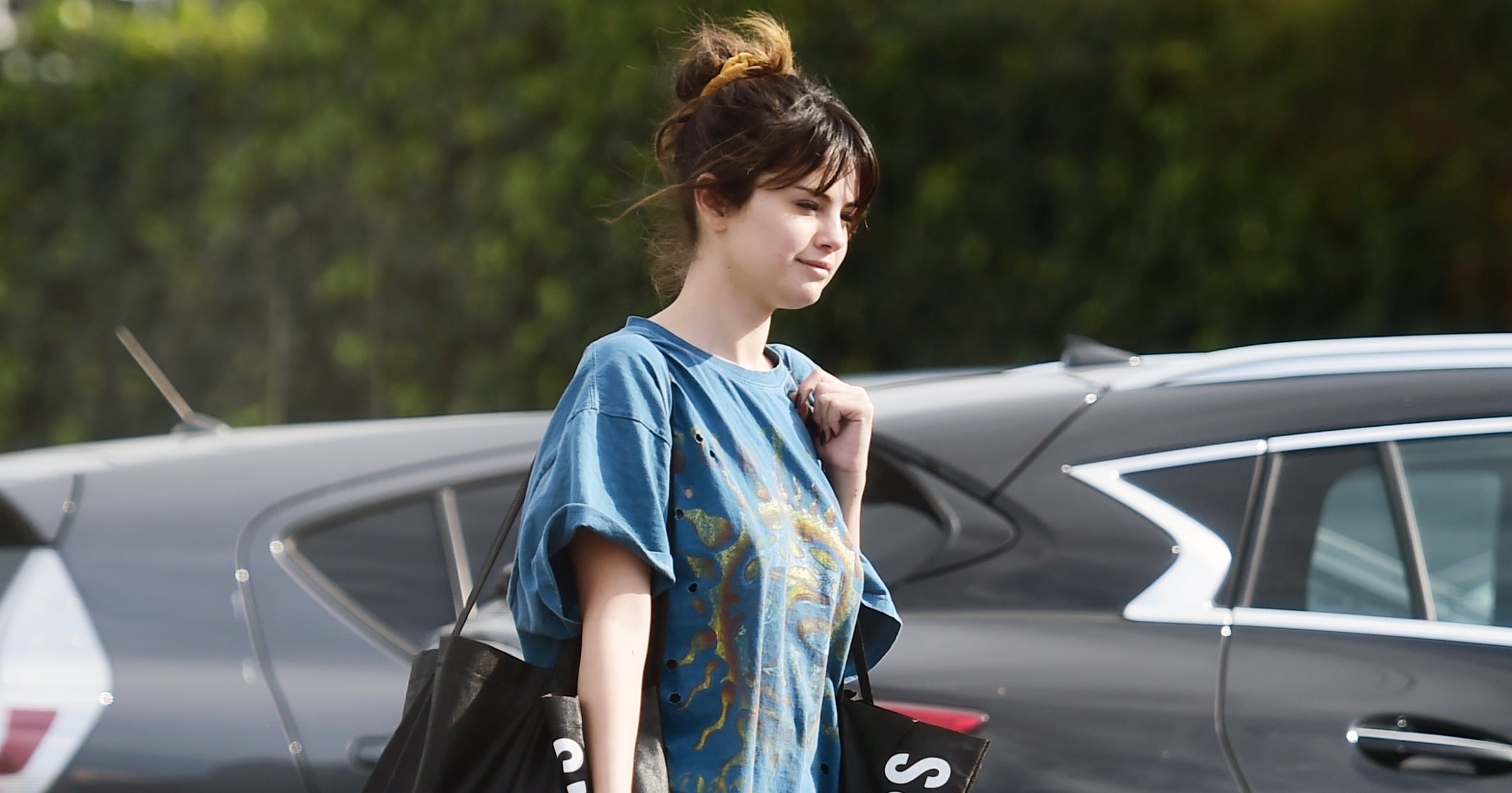 Selena Gomez's Urban Outfitters Shopping Outfit Is So '90s
