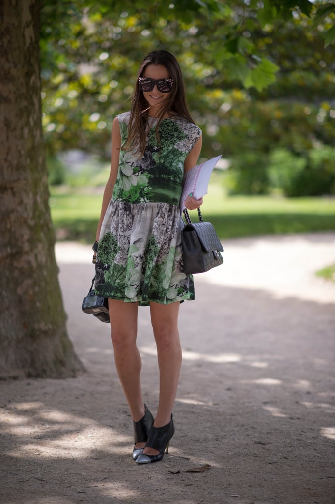 This style setter knows how to outfit a head-to-toe head-turner, starting with a great graphic print, then adding in heavy-hitting accessories, like a classic Chanel bag and studded shades.
This style setter knows how to outfit a head-to-toe head-turner, starting with a great graphic print, then adding in heavy-hitting accessories, like a classic Chanel bag and studded shades.