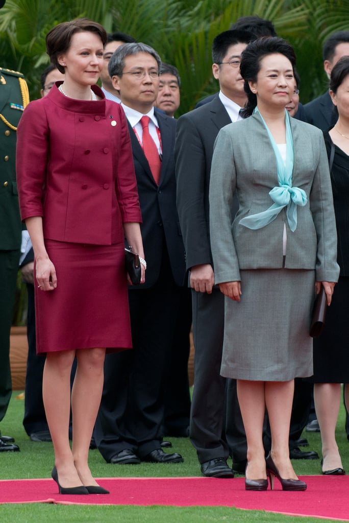 Peng Liyuan Plays up the Color of Her Separates With Accessories
