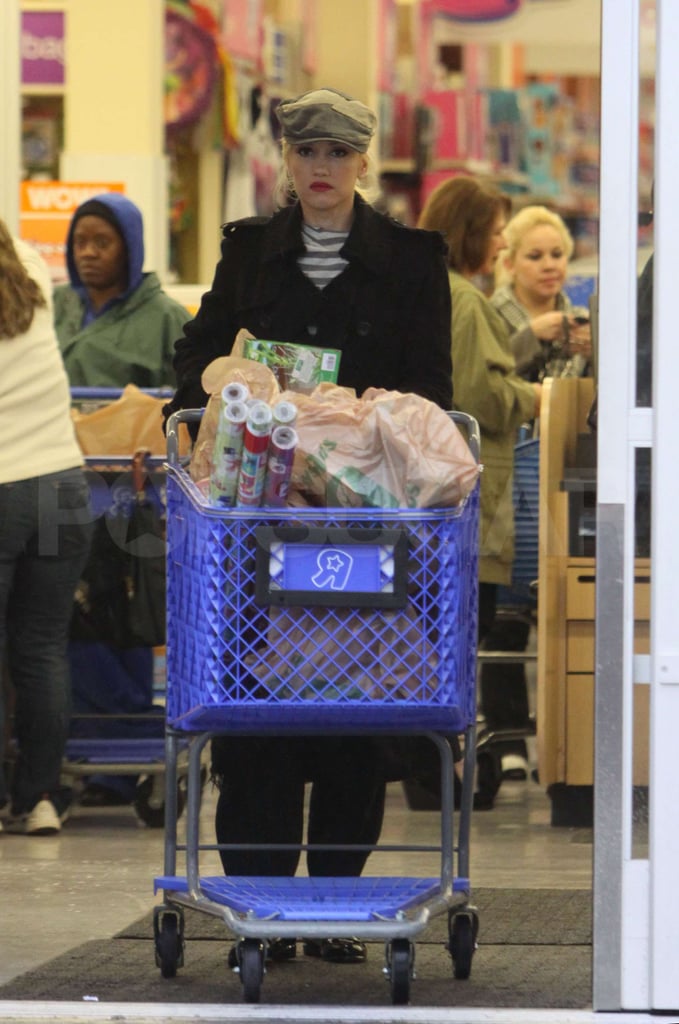 Pictures of Gwen Stefani at Toys R Us Before Christmas ...