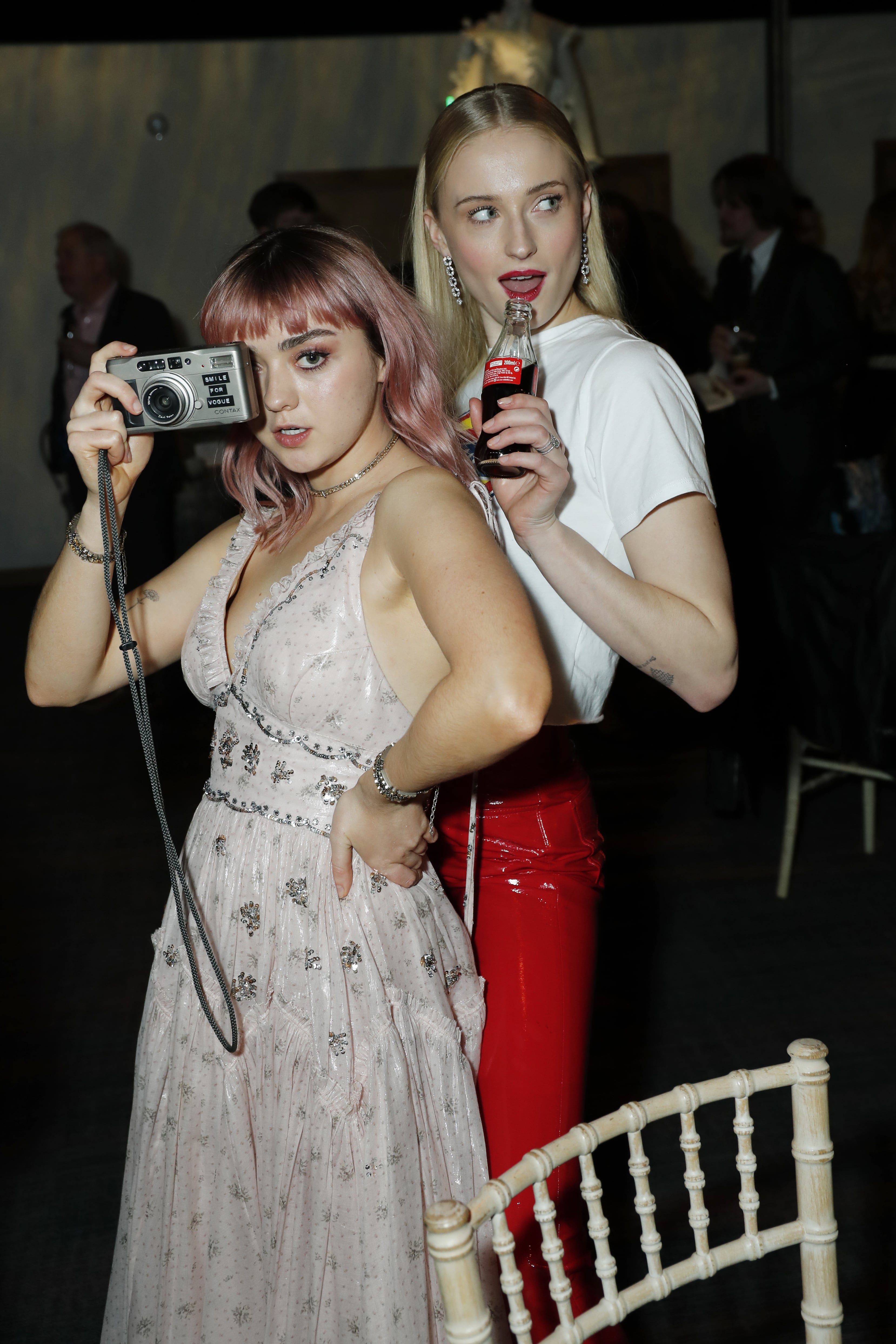 sophie-turner-maisie-williams-beach