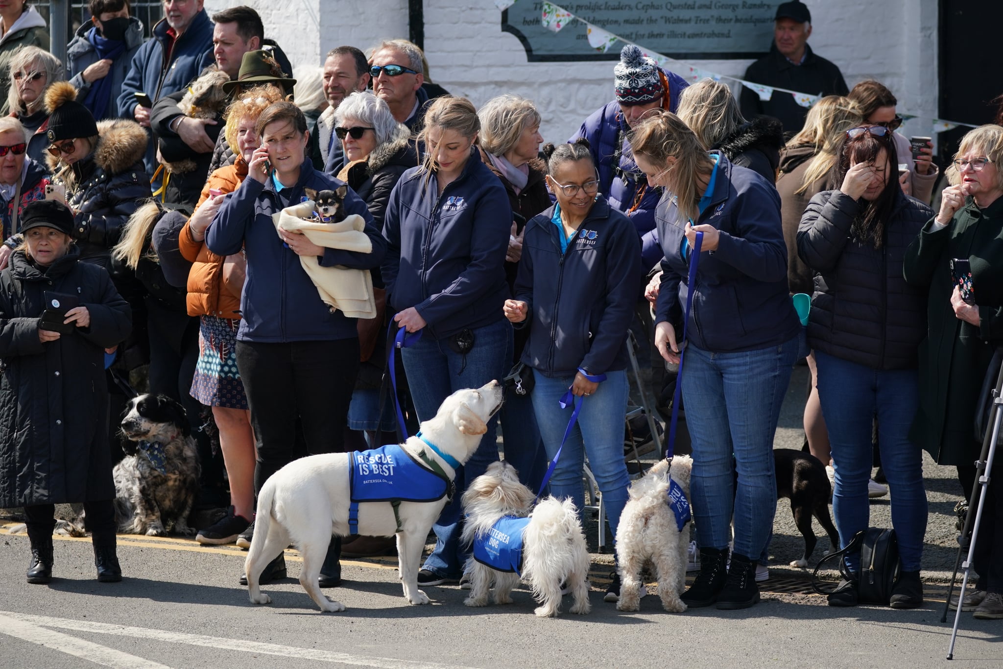 Wellwishers au Walnut Tree Pub à Aldington, Kent, alors qu'ils attendent que le cortège funèbre de Paul O'Grady traverse le village d'Aldington, Kent, avant ses funérailles à l'église St Rumwold.  Date de la photo : jeudi 20 avril 2023. (Photo de Yui Mok/PA Images via Getty Images)
