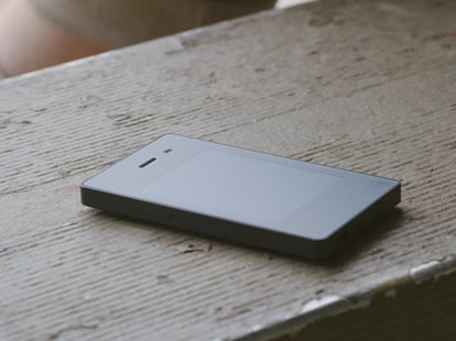 This Simplistic Phone That Has No Apps Is Already Sold Out | POPSUGAR Tech