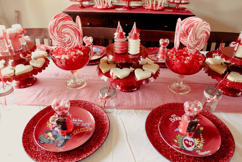 The red-and-pink table was set up so little guests could enjoy sweets while they worked their magic. 
Source: Jenny Cookies