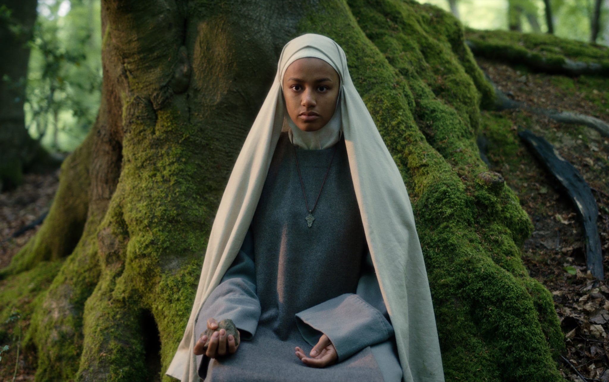 《被诅咒》(从左到右)沙洛姆·布鲁内·富兰克林在《被诅咒的奥利·厄普顿》第104集中饰演伊格兰修女