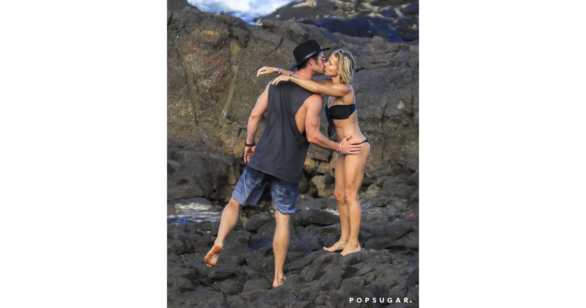 Chris Hemsworth And Elsa Pataky Kiss On The Beach April 2018 Popsugar Celebrity Photo 7 