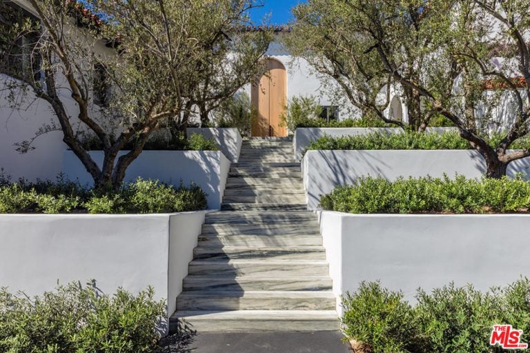 Lori Loughlin Sells Holmby Hills, CA, Mansion