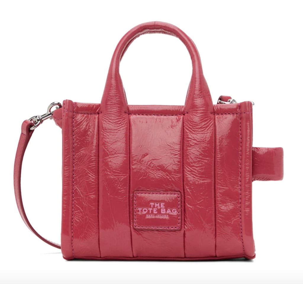 “红色万岁”趋势:马克·雅可布微闪亮的皱纹手提包