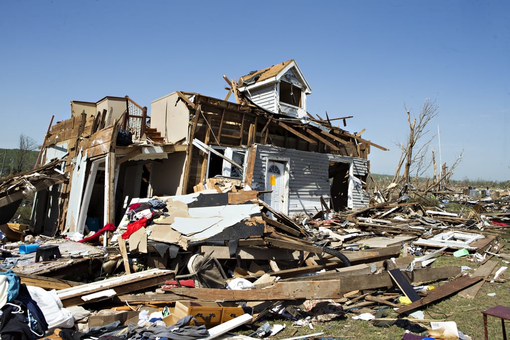 Последствия торнадо. Целые дома после Торнадо. Покажите разрушенные дома в Америке ураганом. Торнадо разрушенные дома ,HD 4k.