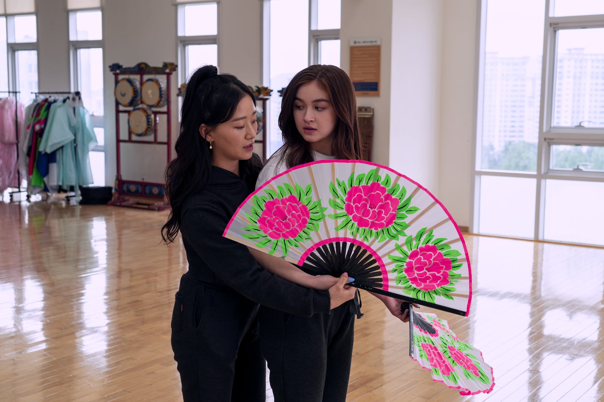XO, Kitty. (L to R) Gia Kim as Yuri, Anna Cathcart as Kitty Song Covey in episode 109 of XO, Kitty. Cr. Park Young-Sol/Netflix © 2023