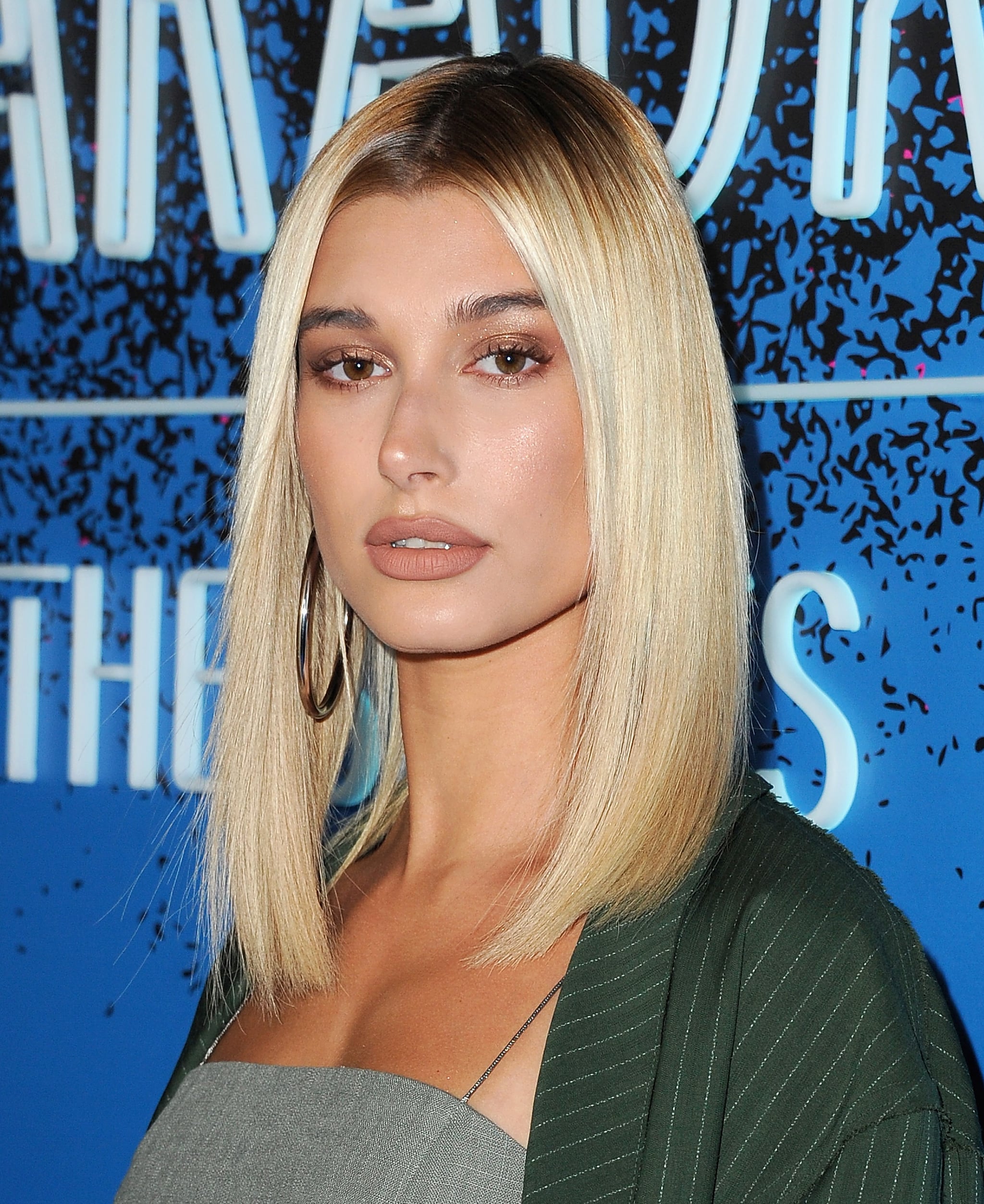 Hailey Baldwin Wavy Medium Brown Long Layers, Messy Hairstyle | Steal Her  Style