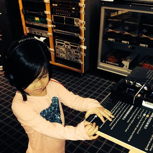 Naleigh Kelley joined her dad, Josh, at the guitar center.
Source: Instagram user joshbkelley