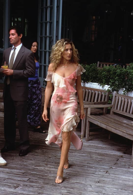 10 Iconic Carrie Bradshaw Outfits to Add to Your Closet