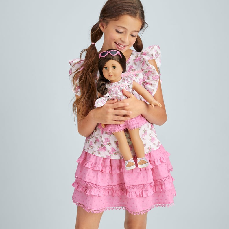 一套折边:美国女孩x LoveShackFancy玫瑰色的褶边女孩衣服和玩偶