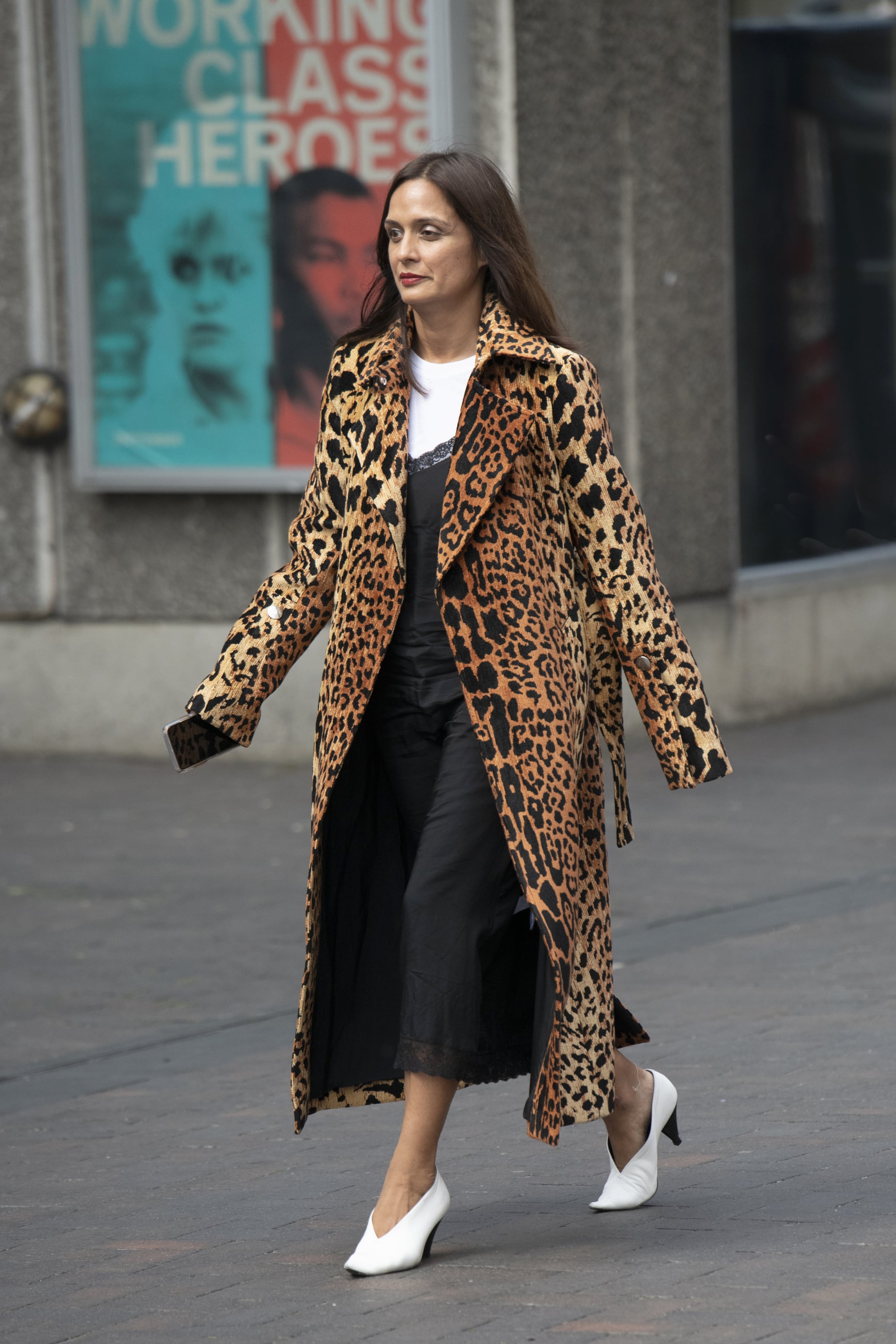 Temper a printed coat with a white t-shirt and finish with modern pumps.