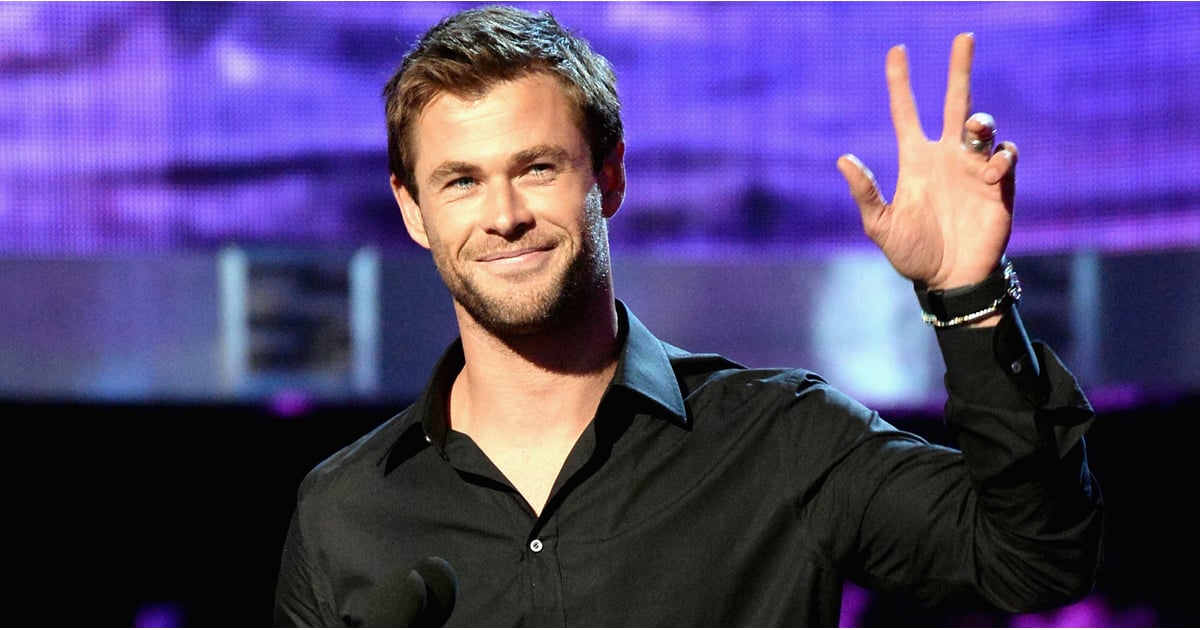 Chris Hemsworth At The People S Choice Awards 2016 Pictures Popsugar Celebrity