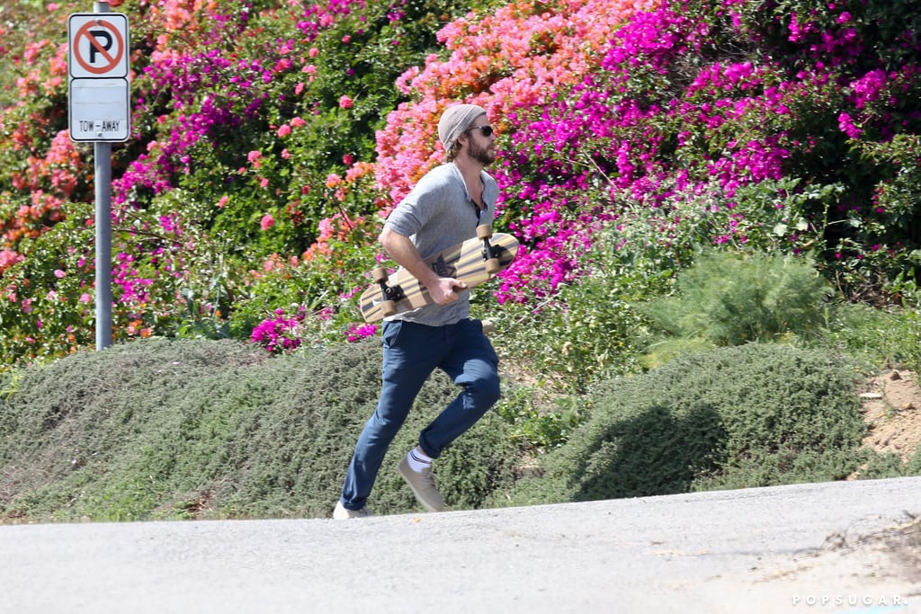 Liam Hemsworth With a Skateboard in LA | Pictures