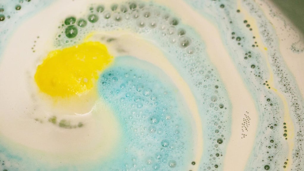 Lush Fizzbanger Bath Bomb