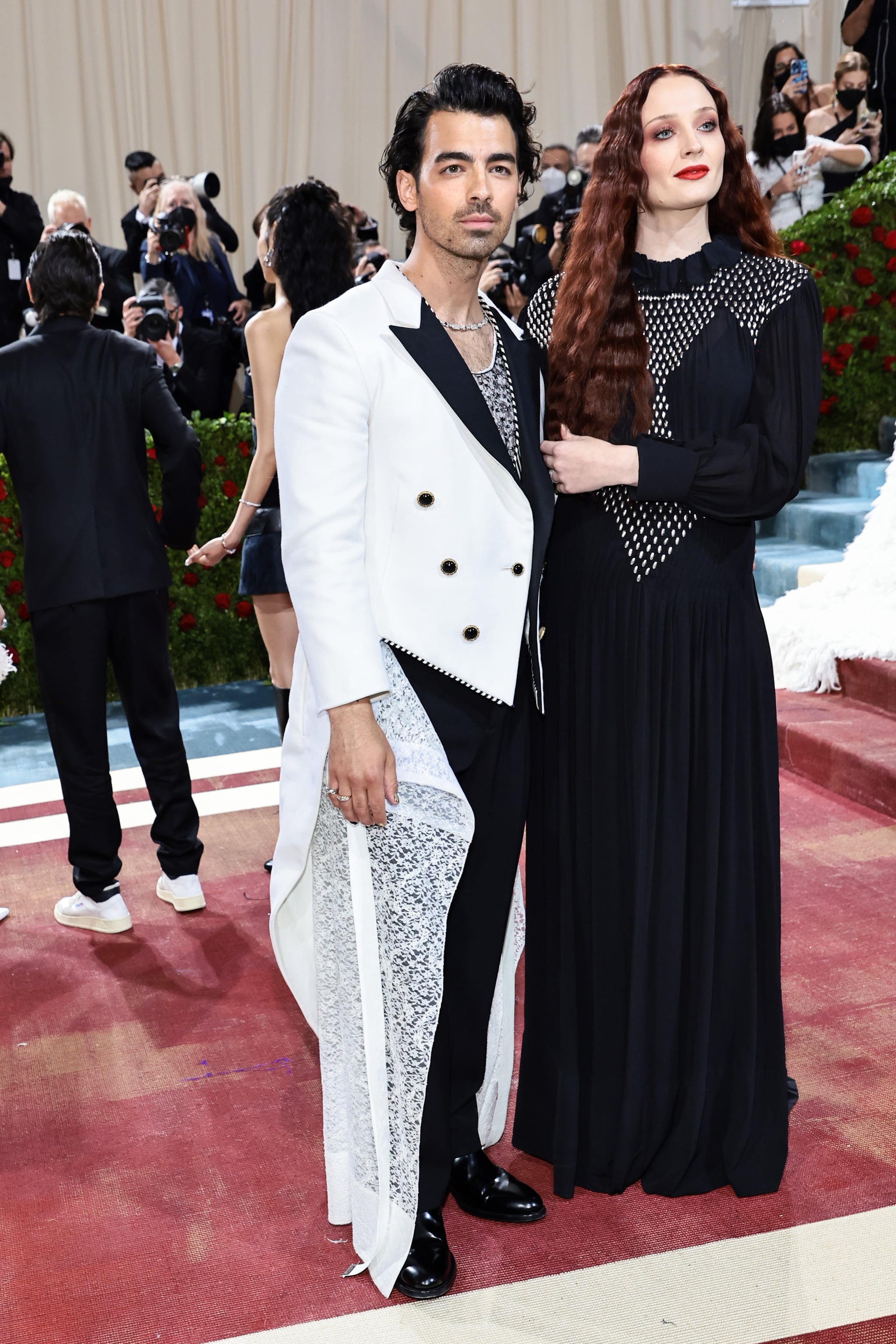NEW YORK, NEW YORK - MAY 02: (L-R) Joe Jonas and Sophie Turner attend The 2022 Met Gala Celebrating