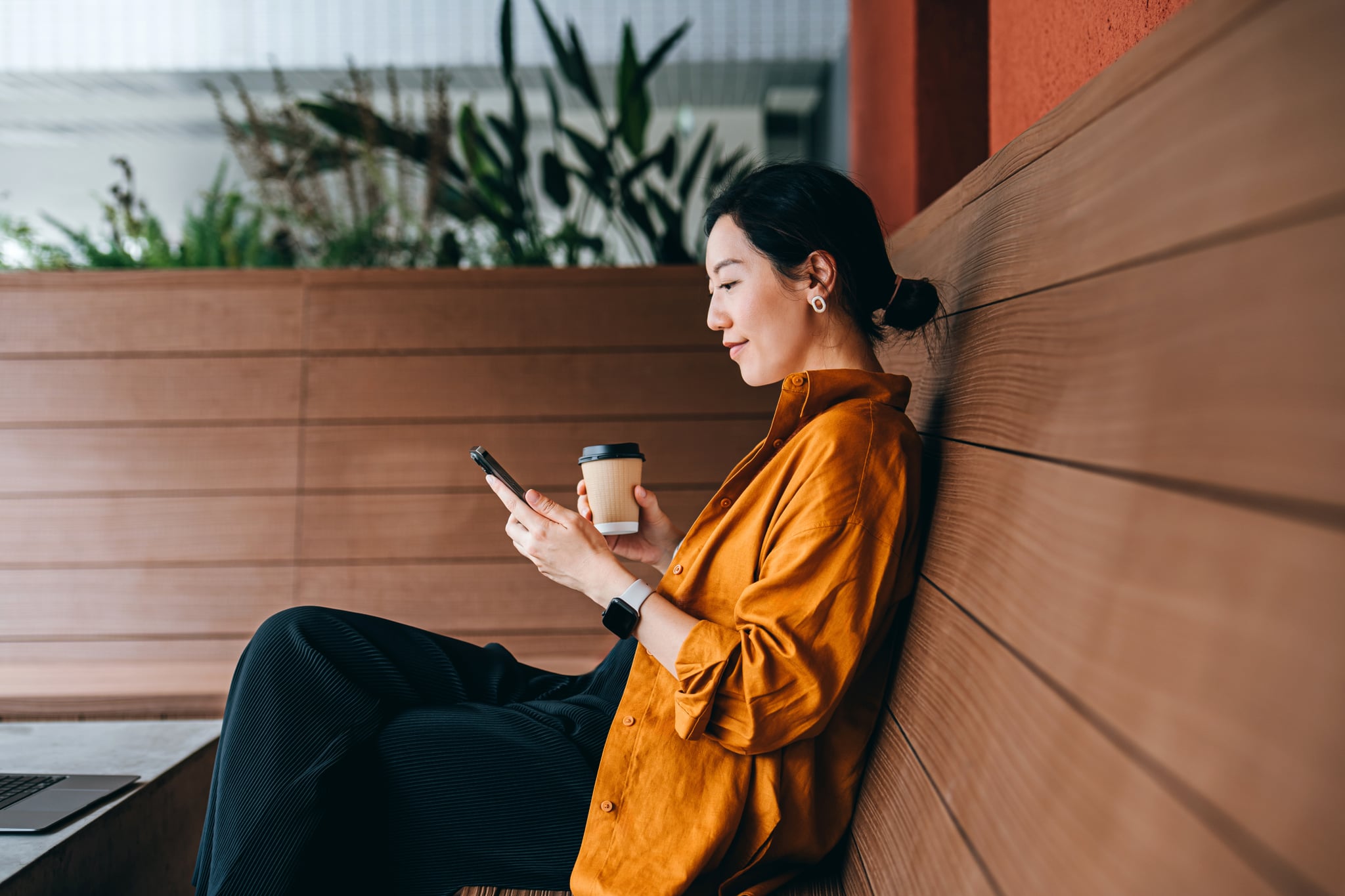 How to Start a Conversation on Tinder, According to a Dating Expert