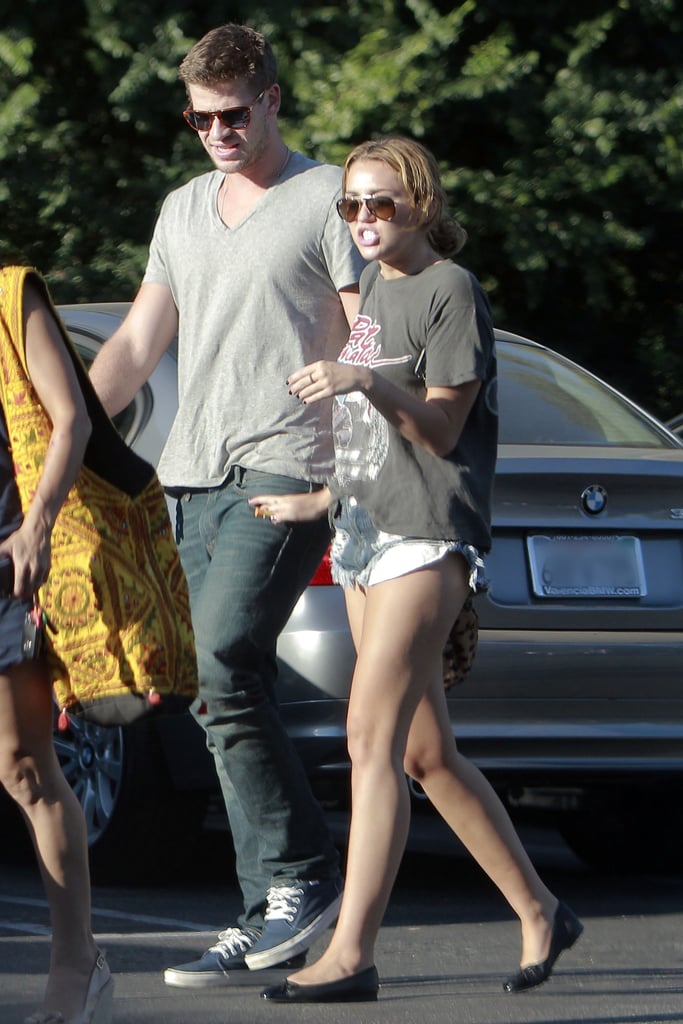 麦莉·赛勒斯和利亚姆·海默走出寿司2011年8月在洛杉矶。