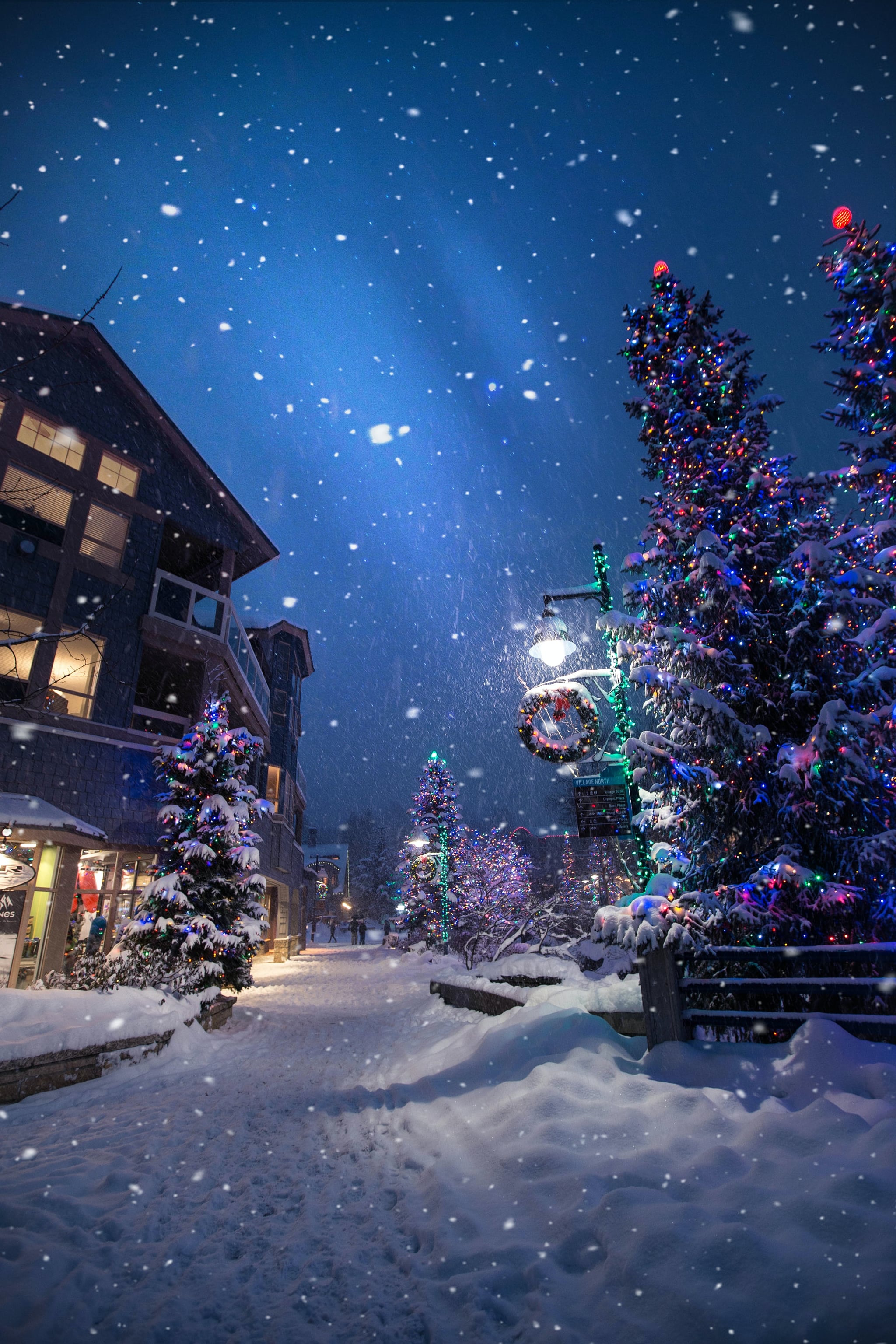 Đừng bỏ lỡ cơ hội để có một hình nền iPhone Giáng sinh lãng mạn với thành phố tuyết rơi như trong cổ tích. Mùa đông này, hãy để những giọt tuyết phủ trắng khắp màn hình của bạn và mang đến niềm vui cho ngày lễ truyền thống của năm nay.