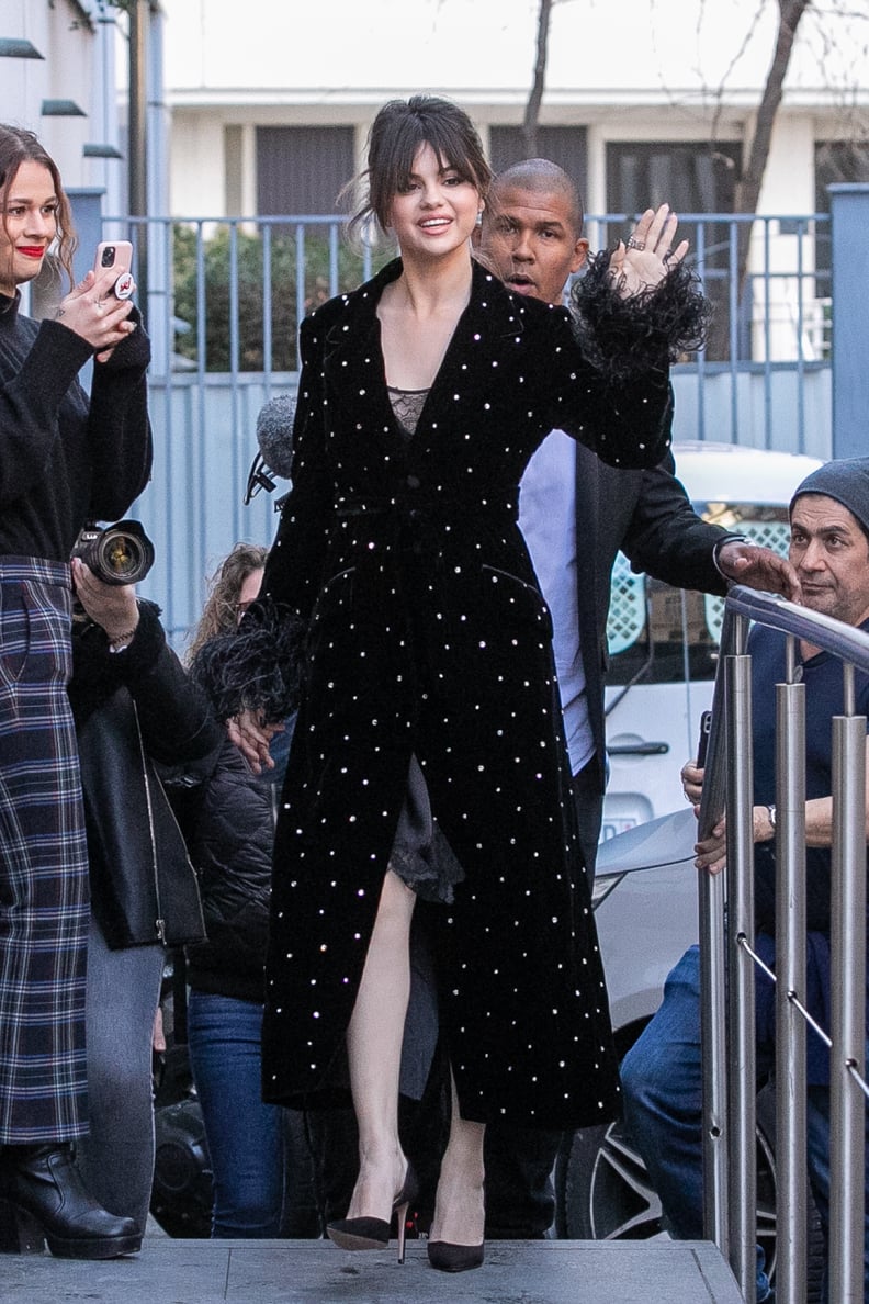 赛琳娜·戈麦斯穿着Miu Miu在巴黎天鹅绒外套