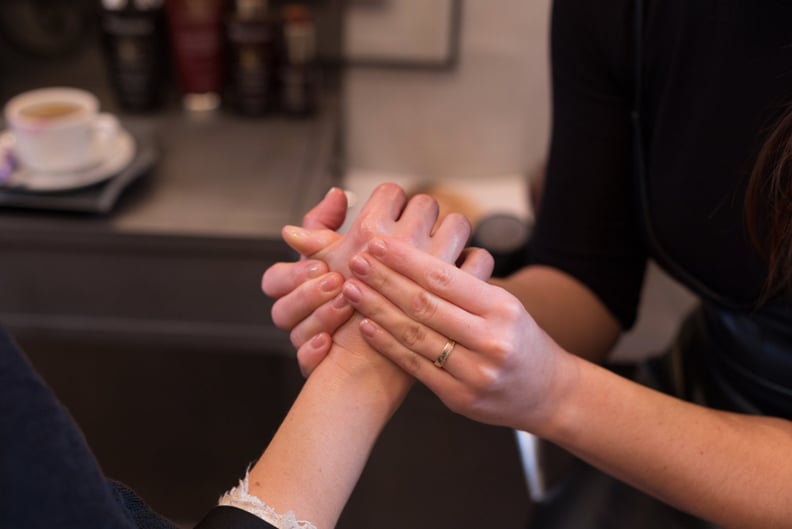 Aura Botanica Concentré Essentiel Serum in Use