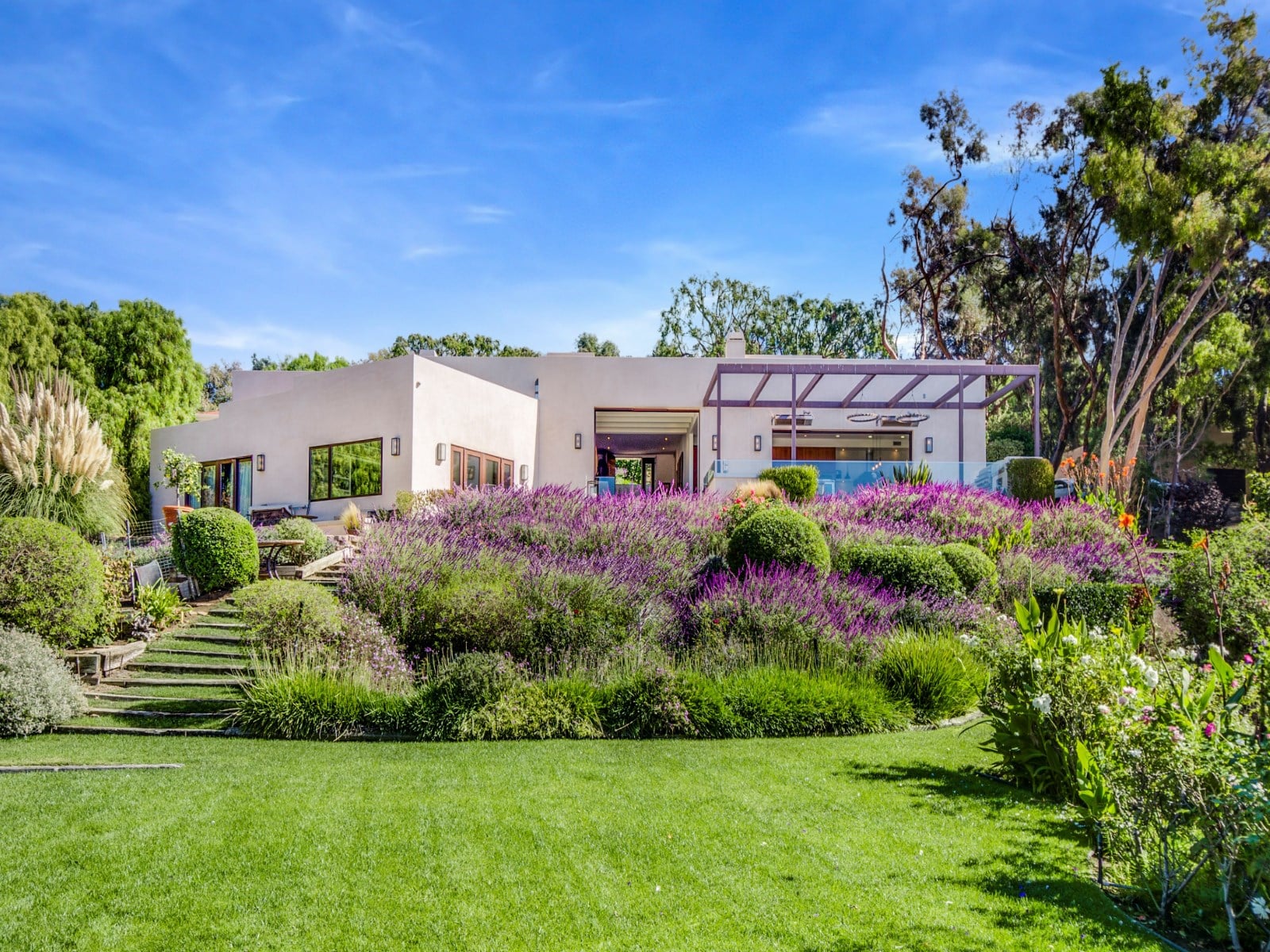 Home Garden We Re Imagining The Good Times Chris Hemsworth And