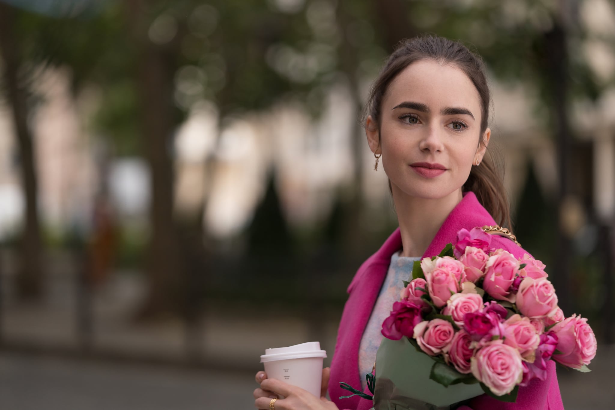 EMILY IN PARIS (L to R) LILY COLLINS as EMILY in episode 104 of EMILY IN PARIS Cr. STEPHANIE BRANCHU/NETFLIX  2020