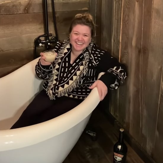 Watch Kelly Clarkson Give Toddler Advice in the Bathtub