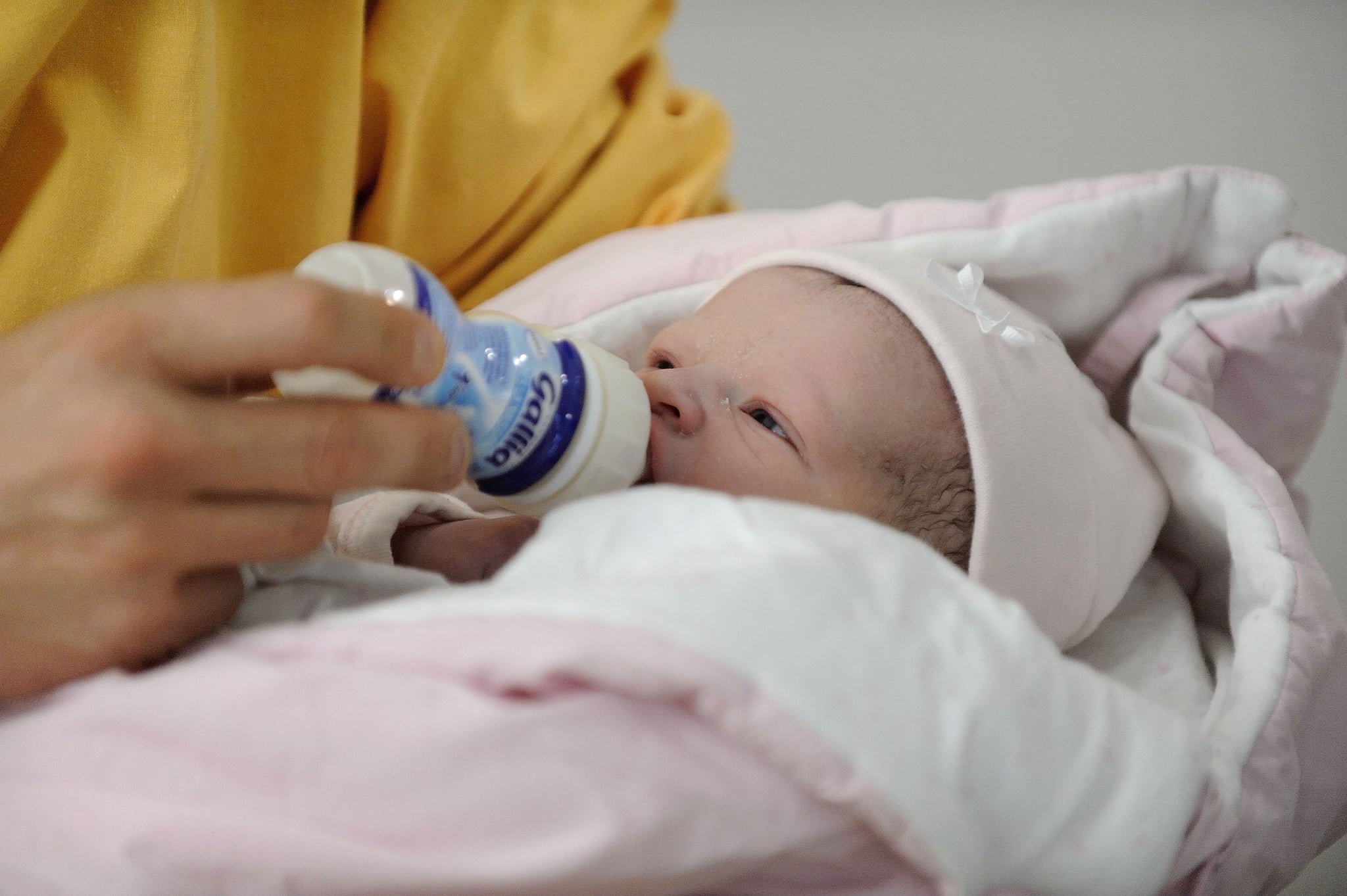 formula feeding newborn baby