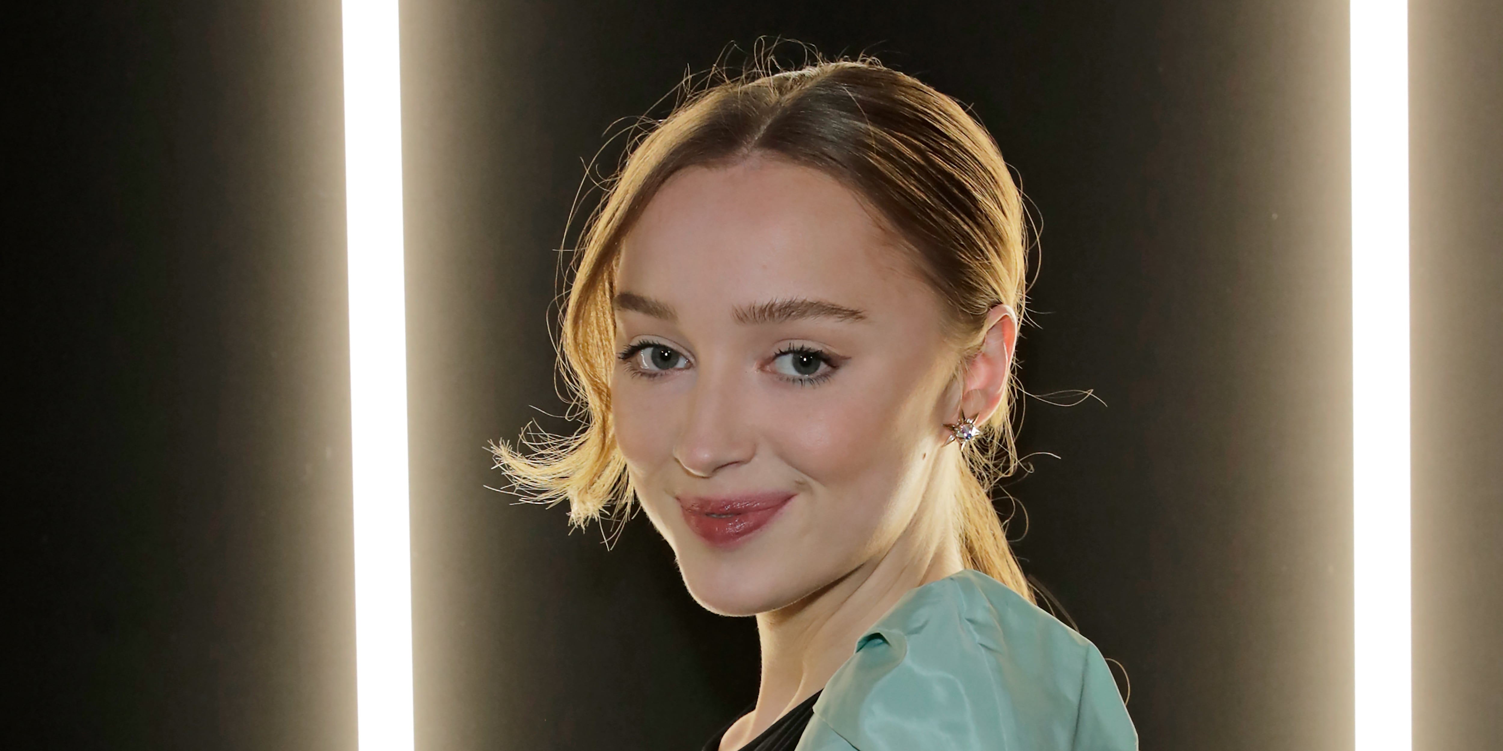 Who Has Phoebe Dynevor Dated? | POPSUGAR Celebrity - Vimarsana News
