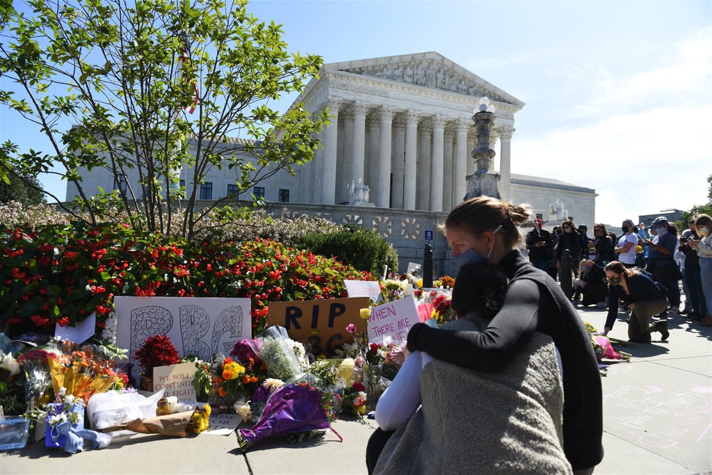 Crowds Mourn Ruth Bader Ginsburg at Supreme Court | Photos