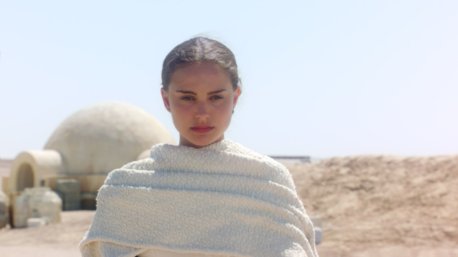 STAR WARS: EPISODE II-ATTACK OF THE CLONES, Natalie Portman, 2002. TM and copyright Twentieth Century-Fox Film Corporation. All rights reserved/Courtesy Everett Collection