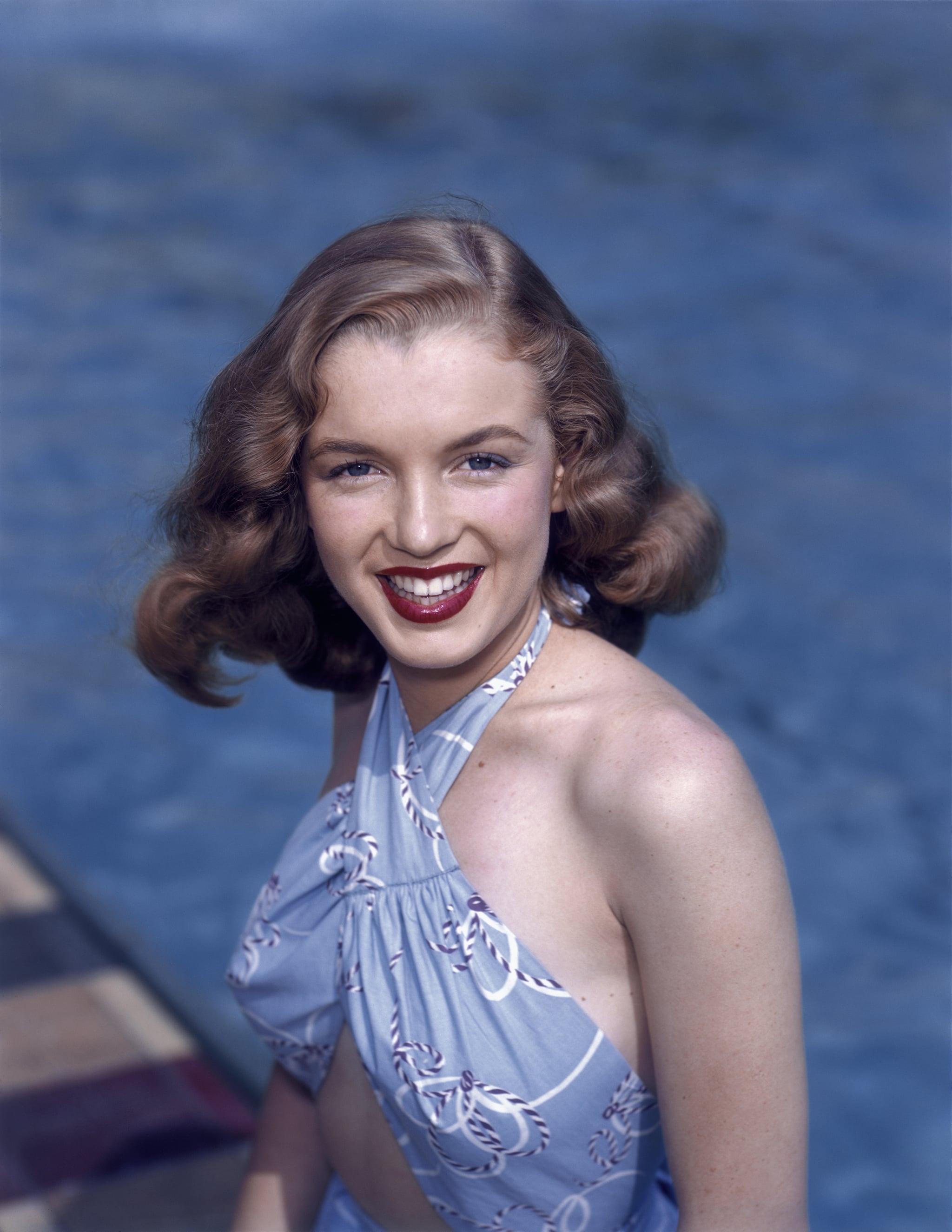 LOS ÁNGELES - 1946: La actriz Marilyn Monroe, entonces conocida como Norma Jeane Mortenson, posa para un retrato en 1946 en Los Ángeles, California.  (Foto de Richard C. Miller/Colección Donaldson/)