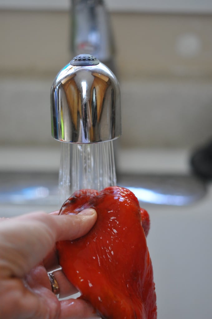 Rinse the peppers in the cool water.