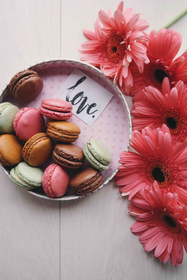Valentine's Day Wallpaper: Macaroons And Flowers