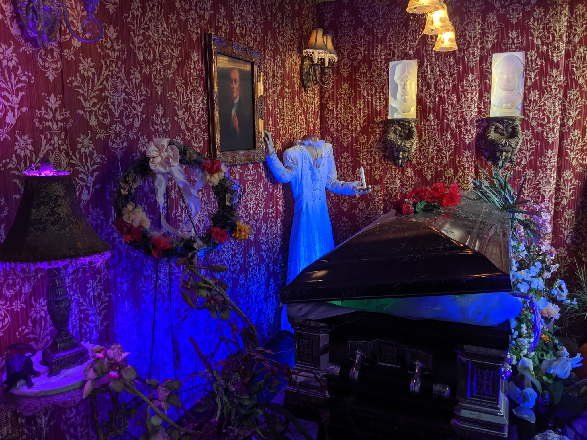 These Haunted Mansion Halloween Decorations Are Scary Good ...