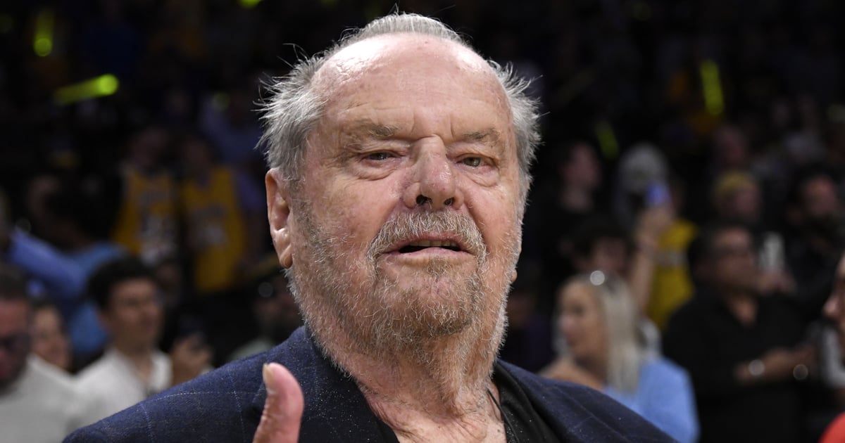 Jack Nicholson makes rare public appearance with family at LA Lakers game